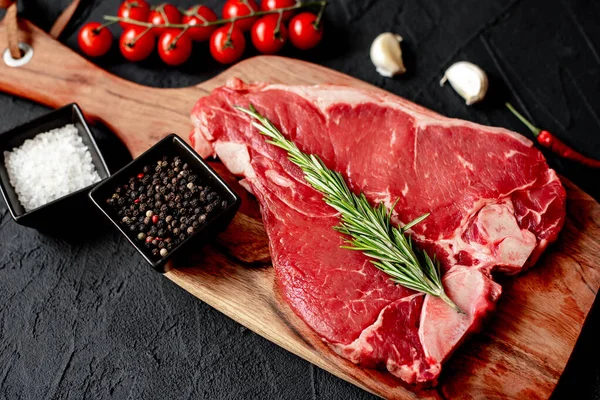 Rauwe Biefstuk Met Kruiden Specerijen Houten Plank — Stockfoto