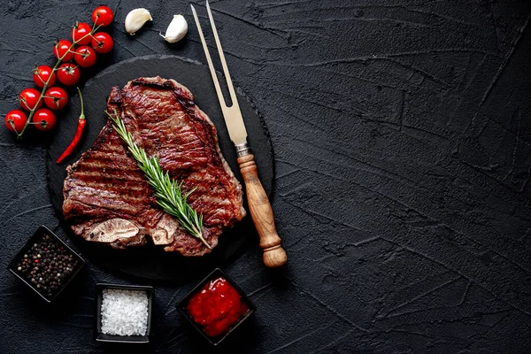 Gegrilde Biefstuk Met Specerijen Kruiden Zwarte Achtergrond Met Kopieerruimte — Stockfoto