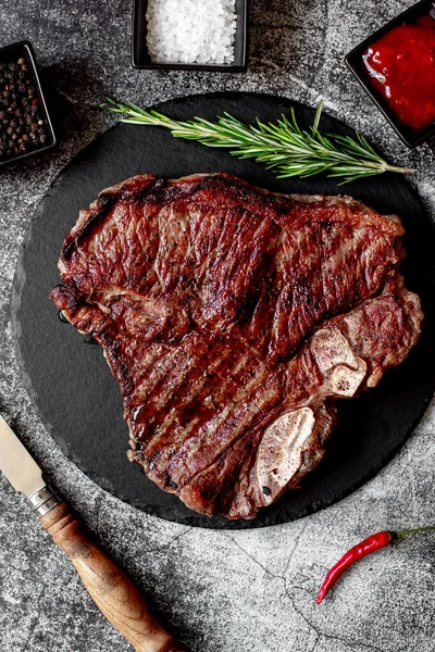 Steak Bœuf Grillé Avec Romarin Épices Sur Panneau Pierre Noire — Photo