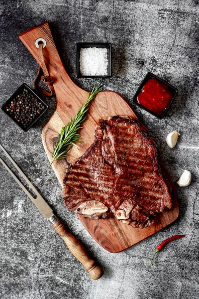 Grilovaný Hovězí Steak Kořením Rozmarýnem Dřevěné Desce Výhled Shora — Stock fotografie