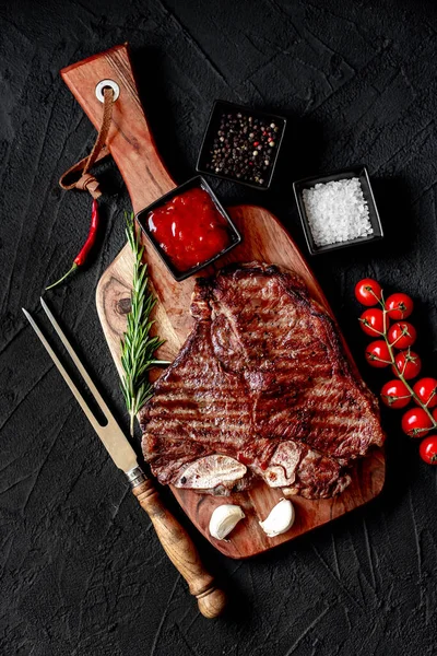 Grilovaný Hovězí Steak Kořením Bylinkami Dřevěné Desce — Stock fotografie