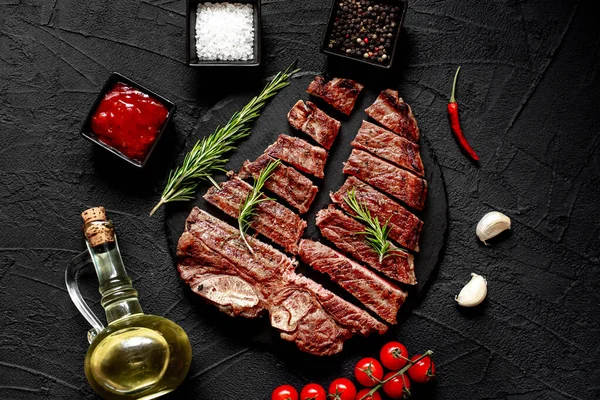 Krájený Grilovaný Hovězí Steak Kořením Rozmarýnem Černém Pozadí Pohled Shora — Stock fotografie