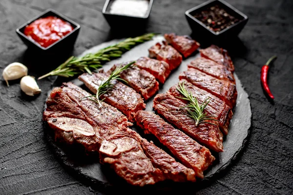 Steak Bœuf Grillé Tranché Aux Épices Romarin Sur Fond Noir — Photo