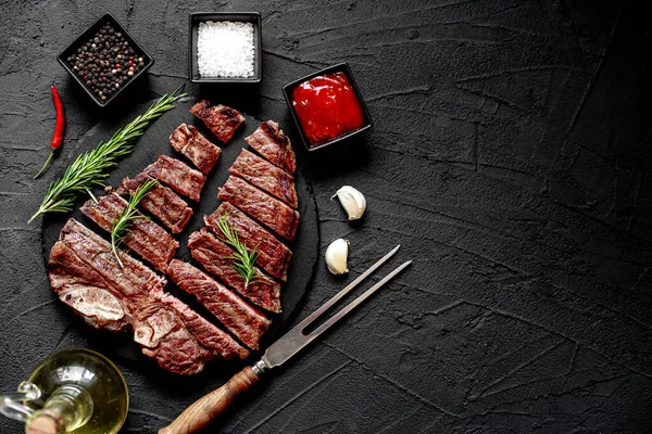 Gegrilde Biefstuk Met Specerijen Rozemarijn Stukken Gehakt Zwarte Achtergrond Kopieer — Stockfoto