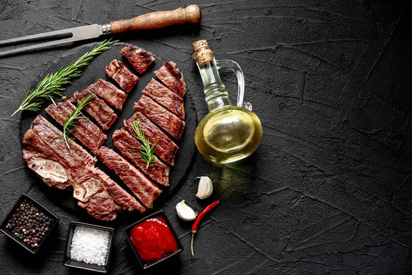 Gegrilde Biefstuk Met Specerijen Rozemarijn Stukken Gehakt Zwarte Achtergrond Kopieer — Stockfoto