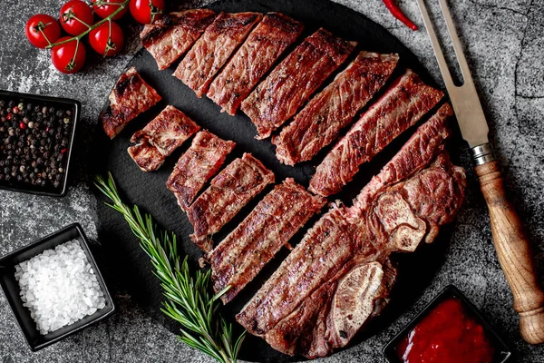 Steak Bœuf Grillé Aux Épices Romarin Haché Morceaux Sur Panneau — Photo