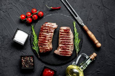 Baharatlı ve sebzeli ızgara biftek, yakın görüş, yemek konsepti.