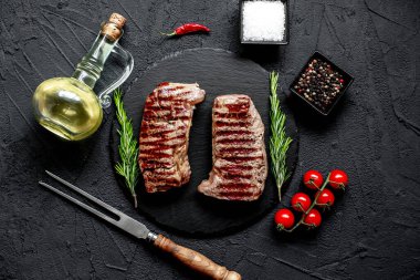 Baharatlı ve sebzeli ızgara biftek, yakın görüş, yemek konsepti.