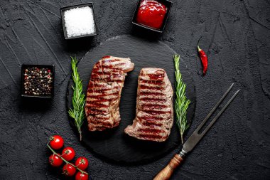 Baharatlı ve sebzeli ızgara biftek, yakın görüş, yemek konsepti.