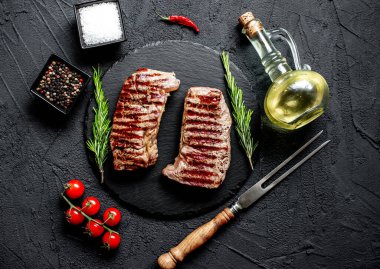 Baharatlı ve sebzeli ızgara biftek, yakın görüş, yemek konsepti.