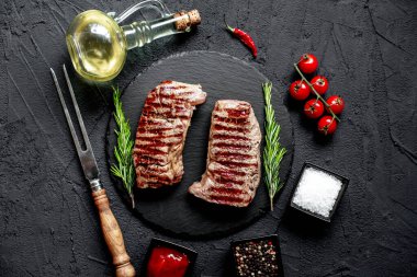 Baharatlı ve sebzeli ızgara biftek, yakın görüş, yemek konsepti.