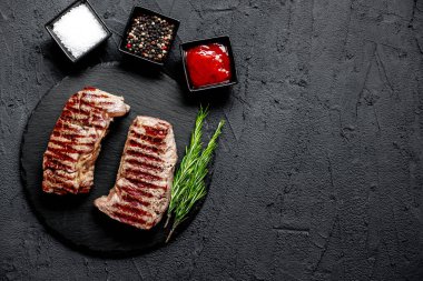 Baharatlı ve sebzeli ızgara biftek, yakın görüş, yemek konsepti.