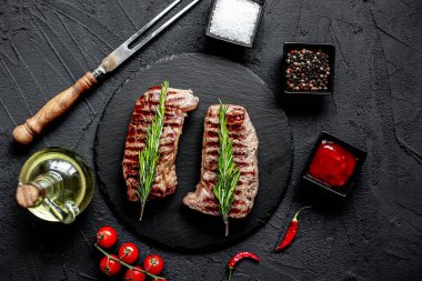 Baharatlı ve sebzeli ızgara biftek, yakın görüş, yemek konsepti.