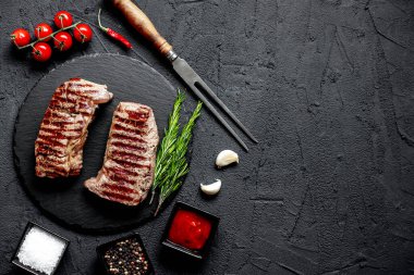 Baharatlı ve sebzeli ızgara biftek, yakın görüş, yemek konsepti.