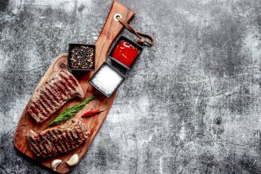 Baharatlı ve sebzeli ızgara biftek, yakın görüş, yemek konsepti.