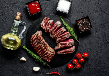 Baharatlı ve sebzeli ızgara biftek, yakın görüş, yemek konsepti.