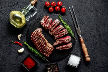 Baharatlı ve sebzeli ızgara biftek, yakın görüş, yemek konsepti.