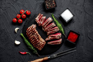 Baharatlı ve sebzeli ızgara biftek, yakın görüş, yemek konsepti.