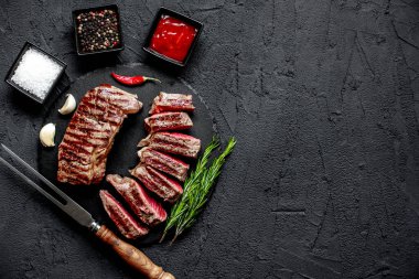 Baharatlı ve sebzeli ızgara biftek, yakın görüş, yemek konsepti.