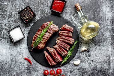 Baharatlı ve sebzeli ızgara biftek, yakın görüş, yemek konsepti.