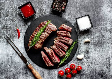 Baharatlı ve sebzeli ızgara biftek, yakın görüş, yemek konsepti.