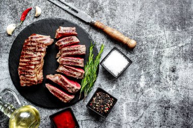 Baharatlı ve sebzeli ızgara biftek, yakın görüş, yemek konsepti.