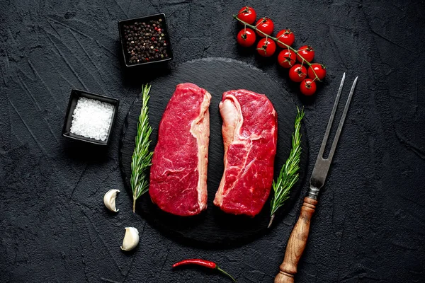 Steak Bœuf Cru Aux Épices Herbes Sur Fond Pierre Noire — Photo