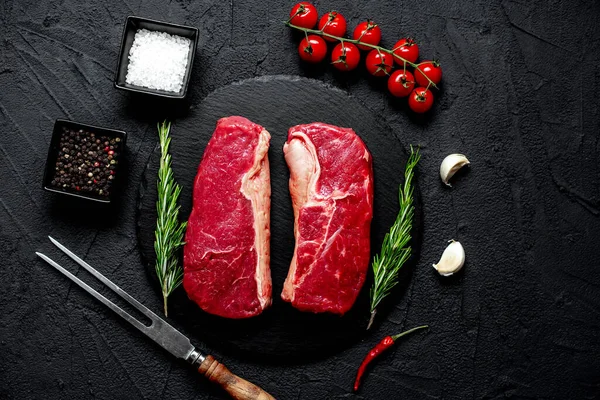 Filete Carne Cruda Con Especias Hierbas Sobre Fondo Piedra Negra —  Fotos de Stock