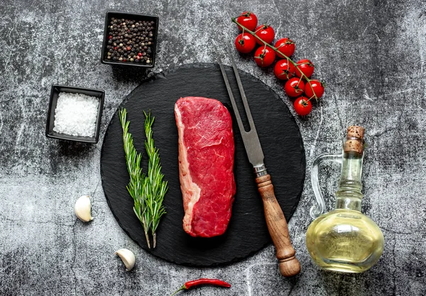Syrový Hovězí Steak Kořením Bylinkami Černém Kamenném Pozadí — Stock fotografie