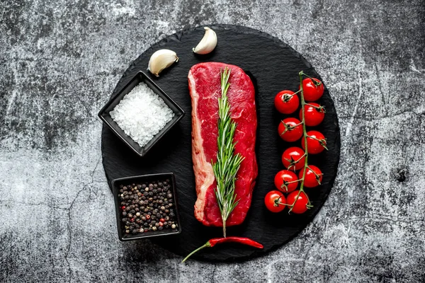 Raw Beef Steak Spices Herbs Black Stone Background — Stock Photo, Image