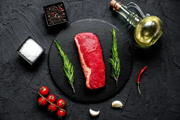 Filete Carne Cruda Con Especias Hierbas Sobre Fondo Piedra Negra —  Fotos de Stock