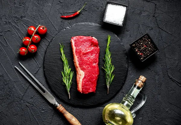 Steak Bœuf Cru Aux Épices Herbes Sur Fond Pierre Noire — Photo
