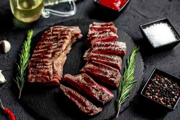 Grilovaný Hovězí Steak Kořením Zeleninou Zblízka Pojetí Jídla — Stock fotografie