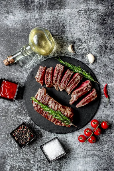 Gegrilde Biefstuk Met Kruiden Groenten Van Dichtbij Bekijken Voedselconcept — Stockfoto