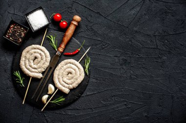 Baharatlı ve otlu şiş üzerinde çiğ tavuk sosisi, yakın görüş.