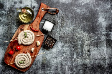 Baharatlı ve otlu şiş üzerinde çiğ tavuk sosisi, yakın görüş.