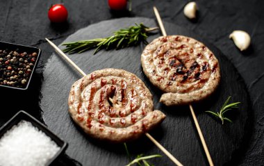 Baharatlı ve otlu sosisli ızgara tavuk sosisi, yakın görüş.