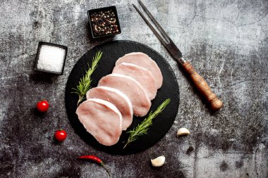 Baharatlı ve otlu çiğ domuz eti bifteği, yakın görüş.