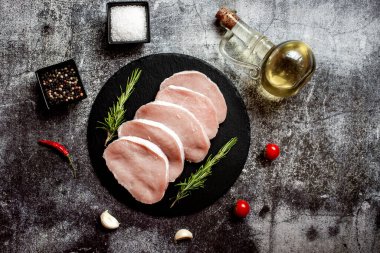 Baharatlı ve otlu çiğ domuz eti bifteği, yakın görüş.