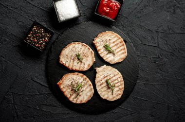 Biberiyeli ızgara biftek ve otlar, yakın görüş.