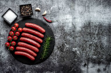 Biberiye ve baharatlı çiğ sosisler, yakından bakın.