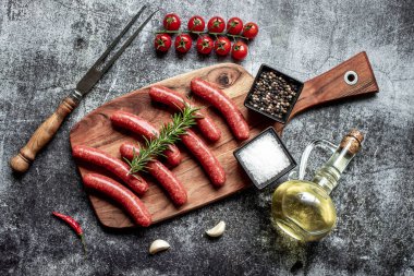Biberiye ve baharatlı çiğ sosisler, yakından bakın.
