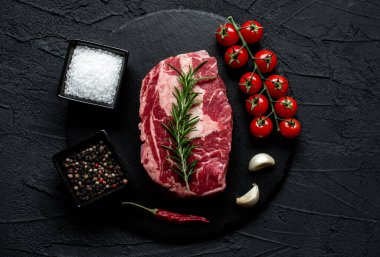 Baharatlı ve otlu çiğ biftek, yakın görüş.