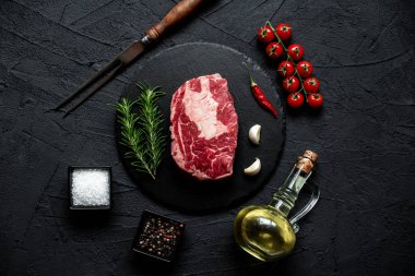 Baharatlı ve otlu çiğ biftek, yakın görüş.