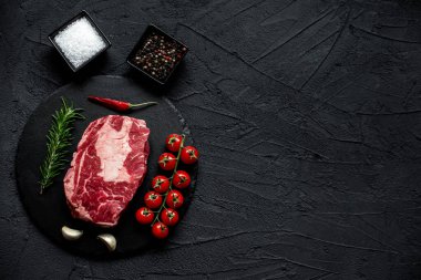 Baharatlı ve otlu çiğ biftek, yakın görüş.