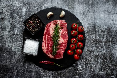 Baharatlı ve otlu çiğ biftek, yakın görüş.