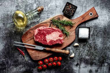 Baharatlı ve otlu çiğ biftek, yakın görüş.