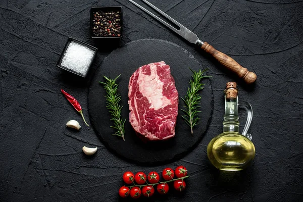 Rauwe Biefstuk Met Kruiden Specerijen Van Dichtbij Bekeken — Stockfoto