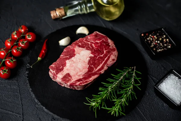 Syrový Hovězí Steak Kořením Bylinkami Pohled Zblízka — Stock fotografie