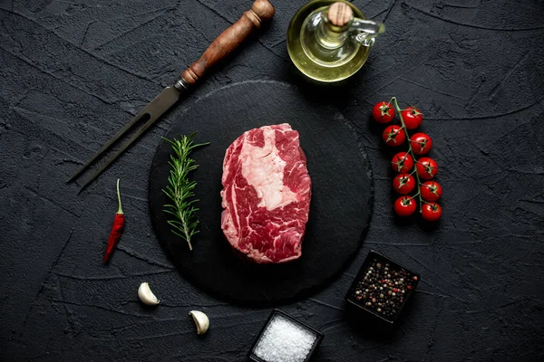 Steak Bœuf Cru Aux Épices Herbes Vue Rapprochée — Photo